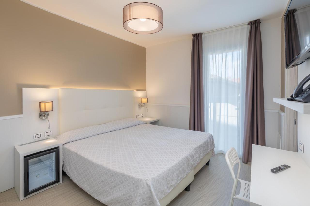 Hotel Garni' Serena Каорле Екстер'єр фото