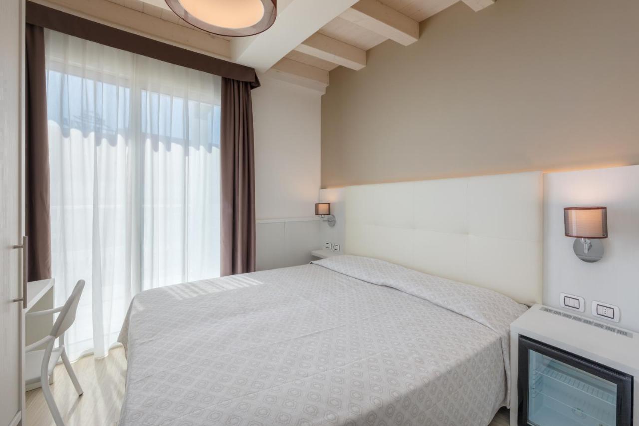 Hotel Garni' Serena Каорле Екстер'єр фото