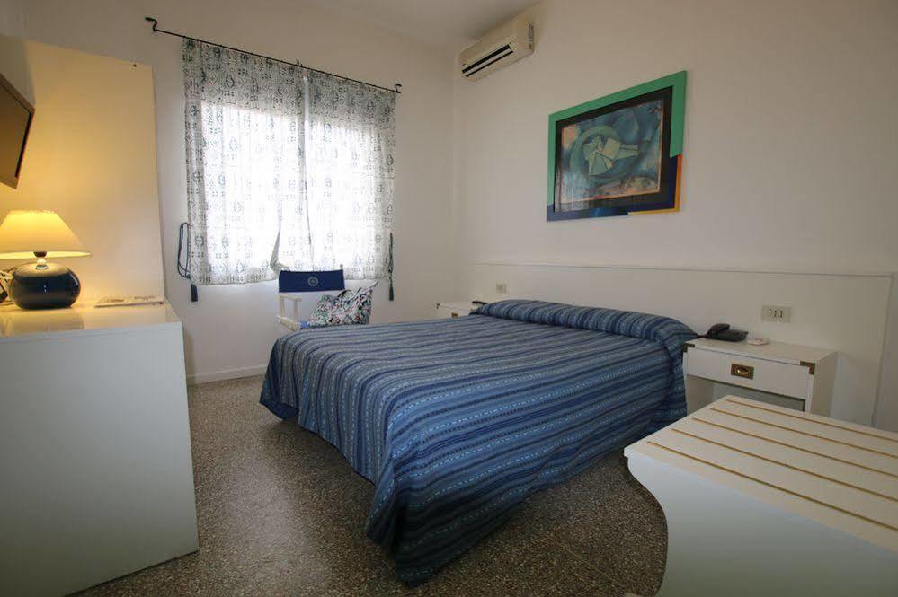 Hotel Garni' Serena Каорле Екстер'єр фото